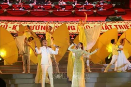 Efectúan programa artístico especial en saludo al Congreso partidista en Vietnam