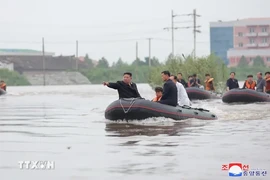 El secretario general del Partido de los Trabajadores de Corea, Kim Jong-un, inspeccionó zonas inundadas en la provincia de Phyongan del Norte. (Fuente: KCNA/VNA)