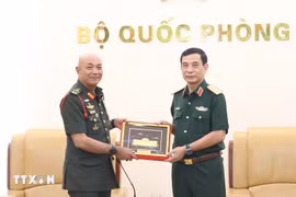 El general Phan Van Giang, ministro de Defensa de Vietnam, recibió al general Tan Sri Datuk Seri Mohammad bin Ab Rahman, comandante de las Fuerzas de Defensa de Malasia. (Fuente: VNA)