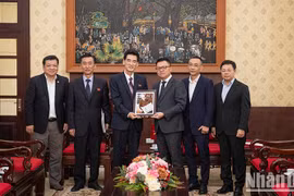 El embajador norcoreano en Vietnam, Ri Sung Guk, recibe un regalo de recuerdo entregado por el periódico Nhan Dan. (Fuente :nhandan.vn)