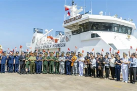 Representantes vietnamitas e indonesios se tomaron una foto de recuerdo en en el puerto PTSC de la ciudad de Vung Tau. (Fuente: VNA)