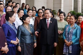 Presidente del Parlamento vietnamita recibe a delegaciones de mujeres de Laos y Camboya
