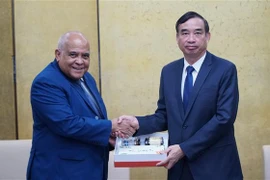 El subsecretario del Comité del Partido Comunista de Vietnam en Da Nang y presidente del Comité Popular municipal, Le Trung Chinh. recibe a Orlando Hernández Guillén, embajador de Cuba en Vietnam. (Fuente:VNA)