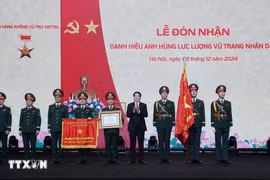 El presidente de Vietnam, Luong Cuong, otorgó el título de Héroe de las Fuerzas Armadas Populares al Instituto Aeroespacial Viettel. (Fuente: VNA)