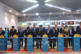 Delegados cortaron la cinta inaugural de la ruta directa entre Hanoi y Phnom Penh. (Fuente: VNA)