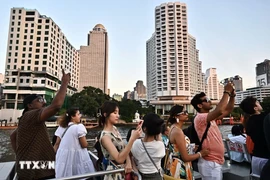 Turistas toman un paseo en barco por el río Chao Praya en Bangkok, Tailandia. (Foto: AFP/VNA)