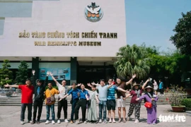 Delegados de SSEAYP visitan el Museo de Vestigios de Guerra (Distrito 3, Ciudad Ho Chi Minh) (Fuente: tuoitre.vn)