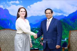 El primer ministro vietnamita, Pham Minh Chinh, recibió en Hanoi a la embajadora de Nueva Zelanda en el país, Caroline Beresford. (Fuente:VNA)