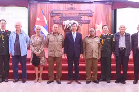 El embajador Le Quang Long y el coronel Bui Xuan Phong, agregado de defensa, se fotografiaron con veteranos cubanos que ayudaron a Vietnam. (Fuente: VNA)