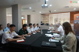 El contralmirante Christopher Smith, comandante de la flota de la Marina Real Australiana, recibió al contralmirante Nguyen Viet Khanh, subjefe de Estado Mayor de la Armada Popular de Vietnam. (Fuente: qdnd.vn)