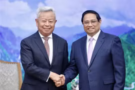 El primer ministro vietnamita, Pham Minh Chinh, recibe a Jin Liqun, presidente del Banco Asiático de Inversión en Infraestructura (BAII). (Fuente:VNA)