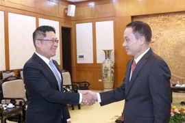 Le Hoai Trung, secretario del Comité Central del Partido Comunista de Vietnam y jefe de su Comisión de Relaciones Exteriores, recibe a Valaxay Lengsavad subjefe de la Comisión de Relaciones Exteriores del Comité Central del Partido Popular Revolucionario de Laos. (Fuente:VNA)