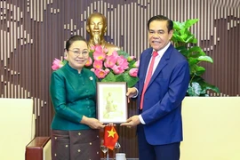 El presidente del Comité Popular de la provincia Ha Tinh, Vo Trong Hai, entrega un obsequio conmemorativo a la embajadora laosiana en Vietnam, Khamphao Ernthavanh. (Fuente:Internet)