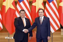 El presidente de la Asamblea Nacional de Vietnam, Tran Thanh Man, se reúne con el titular de la Cámara de Representantes de Malasia, Tan Sri Dato' Johari Bin Abdul. (Fuente:VNA)