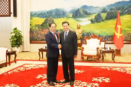 El viceprimer ministro y canciller de Vietnam, Bui Thanh Son (izquierda), y el secretario general del Partido Popular Revolucionario y presidente de Laos, Thongloun Sisoulith. (Fuente: VNA)