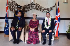El embajador vietnamita en Zelanda, Nguyen Van Trung (derecho), tomó una fotografía de recuerdo con Tom Marsters, representante del rey Carlos III de Reino Unido en las Islas Cook. (Fuente:VNA)