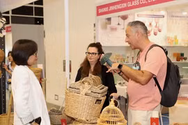 Visitantes extranjeros en un pabellón vietnamita. (Fuente:VNA)