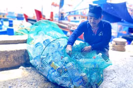 Pescadores recogen y transportan residuos plásticos desde barcos hasta la costa. (Fuente:VNA)