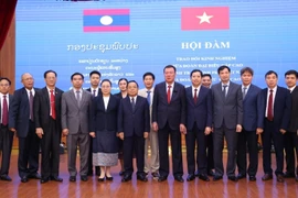 El inspector general del Gobierno de Vietnam, Doan Hong Phong, recibe en Hanoi al jefe del Comité de Inspección del Comité Central del Partido Popular Revolucionario y titular de la Autoridad Estatal de Inspección de Laos, Khamphanh Phommathath. (Fuente:VNA)