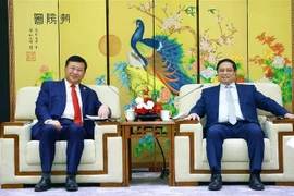 El primer ministro vietnamita, Pham Minh Chinh, recibe al presidente de la Corporación de Construcción de Ferrocarriles de China (CRCC), Dai Hegen. (Fuente: VNA)