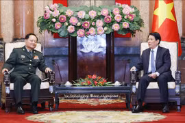 El presidente de Vietnam, Luong Cuong, recibió en Hanoi al coronel general Zhang Youxia, vicepresidente de la Comisión Militar Central de China. (Fuente:VNA)