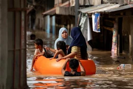 Una calle inundada por el súper tifón Man-Yi en Cabanatuan, Nueva Ecija, Filipinas. (Foto: Reuters)