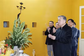 Secretario general del PCV ofrece inciensos en homenaje al Presidente Ho Chi Minh. (Fuente: VNA)