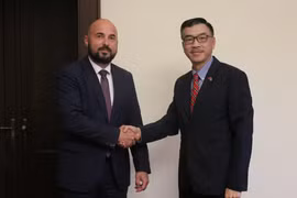 El embajador de Vietnam en la República Checa, Duong Hoai Nam, y el alcalde de la ciudad de Pilsen, Roman Zarzycky. (Fuente:VNA)