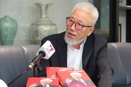 El escritor surcoreano Cho Chul-hyeon en la entrevista. (Fuente: VNA)