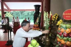 El secretario general del Partido Comunista de Vietnam, To Lam, ofrece incienso en memoria del Presidente Ho Chi Minh. (Fuente: VNA)