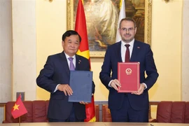 El viceministro de Defensa vietnamita Hoang Xuan Chien (I) y el viceministro de Ciencia y Educación Superior de la Federación Rusa Konstantin Mogilevsky intercambiaron las actas de la reunión. (Fuente: VNA)