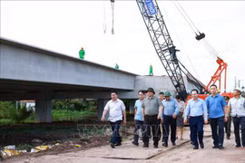 Premier de Vietnam verifica calidad de construcción de autopista Can Tho- Ca Mau. (Fuente:VNA)
