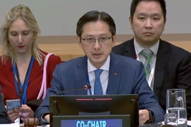 El viceministro de Asuntos Exteriores de Vietnam Do Hung Viet habla en el evento. (Fuente:VNA)