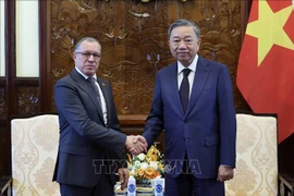 Presidente vietnamita recibe a embajadores salientes de Colombia y Panamá