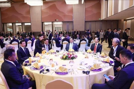 El primer ministro de Vietnam, Pham Minh Chinh, y sus homólogos de Laos, Sonexay Siphandone, y de Camboya, Samdech Thipadei Hun Manet, sostuvieron un desayuno especial con representantes del Consejo Asesor Empresarial de la ASEAN (ASEAN BAC). (Fuente: VNA)