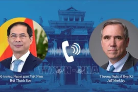El ministro de Relaciones Exteriores de Vietnam, Bui Thanh Son, sostuvo una conversación telefónica con el senador Jeff Merkley, director del Subcomité de Asignaciones del Senado en Agencias de Interior, Medioambiente y Relacionadas. (Fuente:VNA)