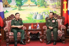  Chansamone Chanyalath, viceprimer ministro y titular de Defensa de Laos, recibe a Hoang Xuan Chien viceministro de Defensa de Vietnam. (Fuente: VNA)