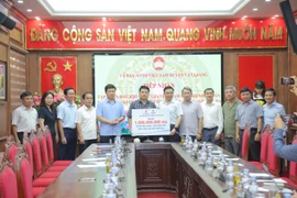 Le Manh Hung, presidente del Consejo de Miembros de Petrovietnam, otorgó asistencia financiera al distrito de Van Giang. (Fuente:petrovietnam.petrotimes.vn)