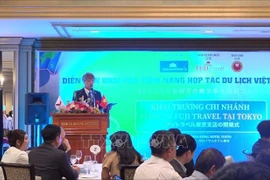 Okamoto Hironobu, embajador de turismo de la ciudad de Yachiyo, prefectura de Ibaraki, habla en el evento. (Fuente:VNA)