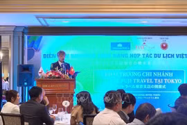 Okamoto Hironobu, embajador de turismo de la ciudad de Yachiyo, prefectura de Ibaraki, habla en el evento. (Fuente:VNA)