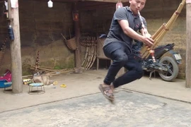 El artesano Giang A Khai en Sin Chen, Si Ma Cai toca la zampoña de bambú. (Fuente: VOV) 