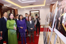 La vicepresidenta vietnamita Vo Thi Anh Xuan y la vicepresidenta ejecutiva de Venezuela, Delcy Rodríguez Gómez, visitaron el área de exposición fotográfica de las relaciones entre los dos países. (Fuente:VNA)