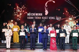 El secretario general del Partido Comunista de Vietnam (PCV), To Lam, y el jefe de la Comisión de Propaganda y Educación del Comité Central del PCV, Nguyen Trong Nghia, entregaron certificados y logotipos para honrar a 25 ejemplares destacados en el estudio y seguimiento de la ideología, la moral y el estilo del Presidente Ho Chi Minh. (Fuente: VNA)