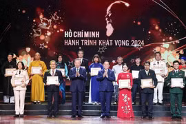 El secretario general del Partido Comunista de Vietnam (PCV), To Lam, y el jefe de la Comisión de Propaganda y Educación del Comité Central del PCV, Nguyen Trong Nghia, entregaron certificados y logotipos para honrar a 25 ejemplares destacados en el estudio y seguimiento de la ideología, la moral y el estilo del Presidente Ho Chi Minh. (Fuente: VNA)