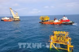 Vietsovpetro instala con éxito bloque superior de plataforma BK-23. (Fuente:VNA)