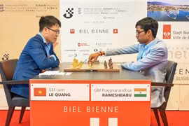 El Gran Maestro vietnamita Le Quang Liem (izquierda) ganó su tercer título de Triatlón de Maestros del Festival Internacional de Ajedrez de Biel. (Fuente: BCF)