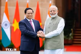 El primer ministro Pham Minh Chinh (en la izquierda) y su homólogo indio, Narendra Modi (Foto: VNA)