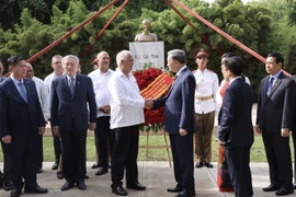 El secretario general del Partido Comunista de Vietnam y presidente del país, To Lam, y el jefe del Departamento de Relaciones Internacionales del Comité Central del Partido Comunista de Cuba, Emilio Lozada García, en el Parque Ho Chi Minh. (Fuente: VNA)