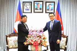 El embajador de Vietnam en Camboya, Nguyen Huy Tang, y el secretario de Estado del Ministerio de Asuntos Exteriores y Cooperación Internacional de Camboya, Ung Rachana. (Fuente:VNA)