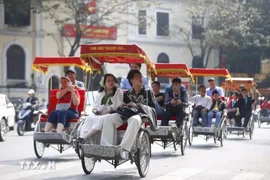 Turistas recorren por Hanoi en triciclos. (Fuente:VNA)